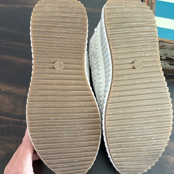 Universal Thread Cream Platform Sneakers - Picture 6 of 6